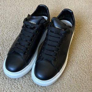used Alexander McQUEEN shoe / Black / size 42 (US 9)